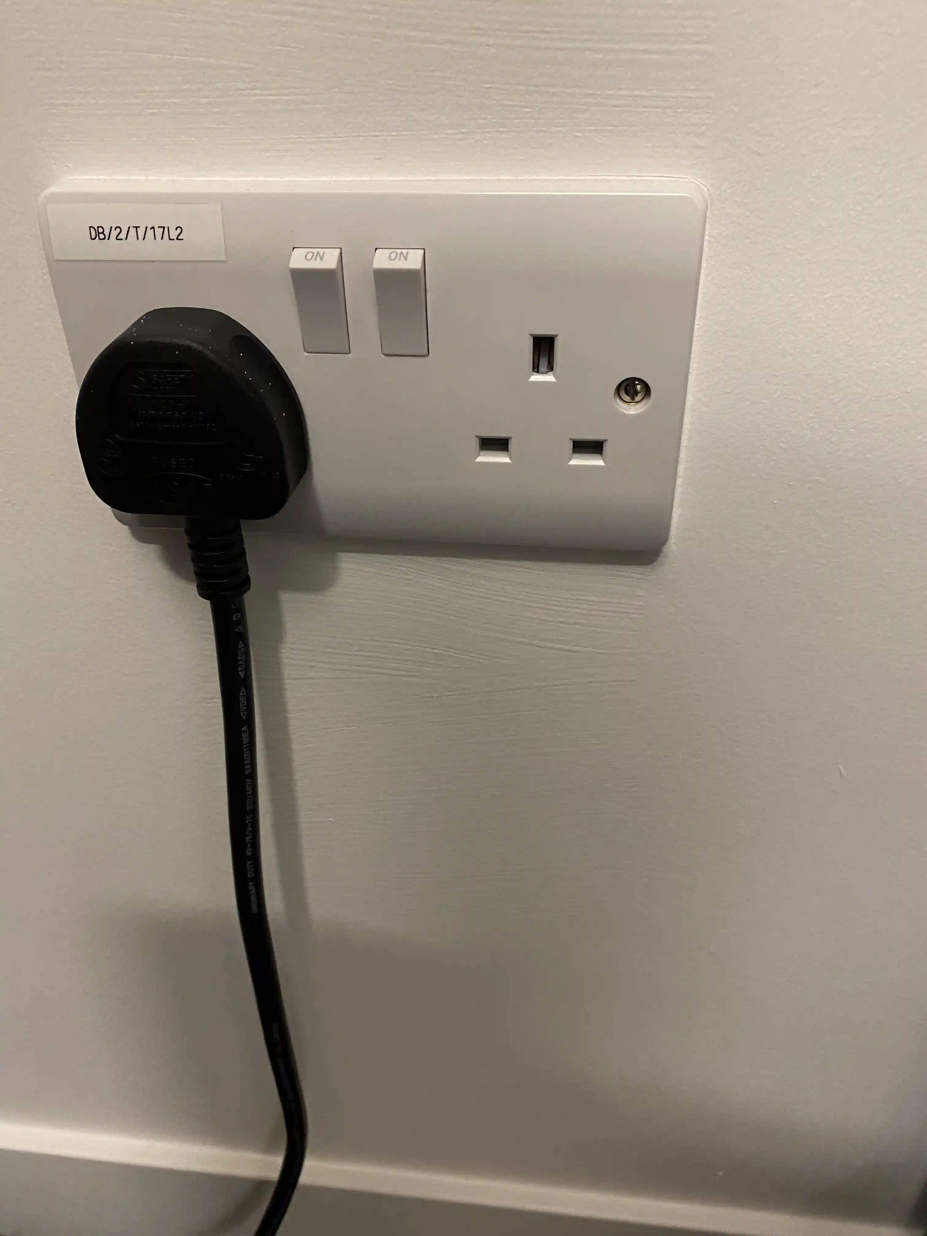 24 Hours Emergency Electrician near Luton